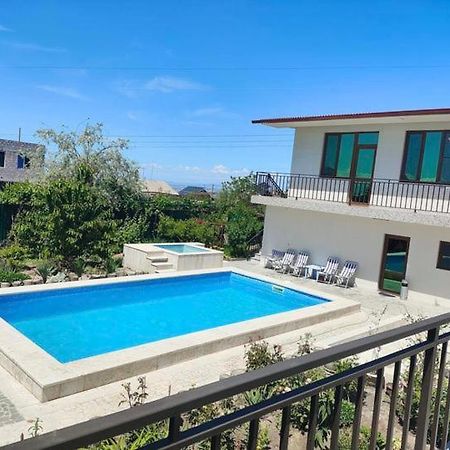 Apex Rest House Of 10 Rooms And Pool Yerevan Exterior photo