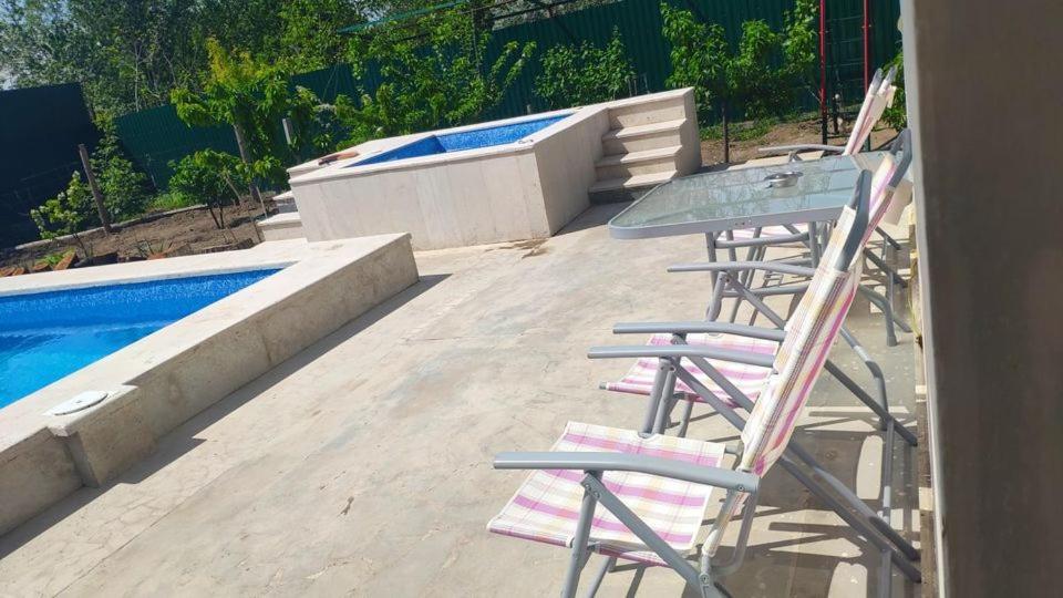 Apex Rest House Of 10 Rooms And Pool Yerevan Exterior photo
