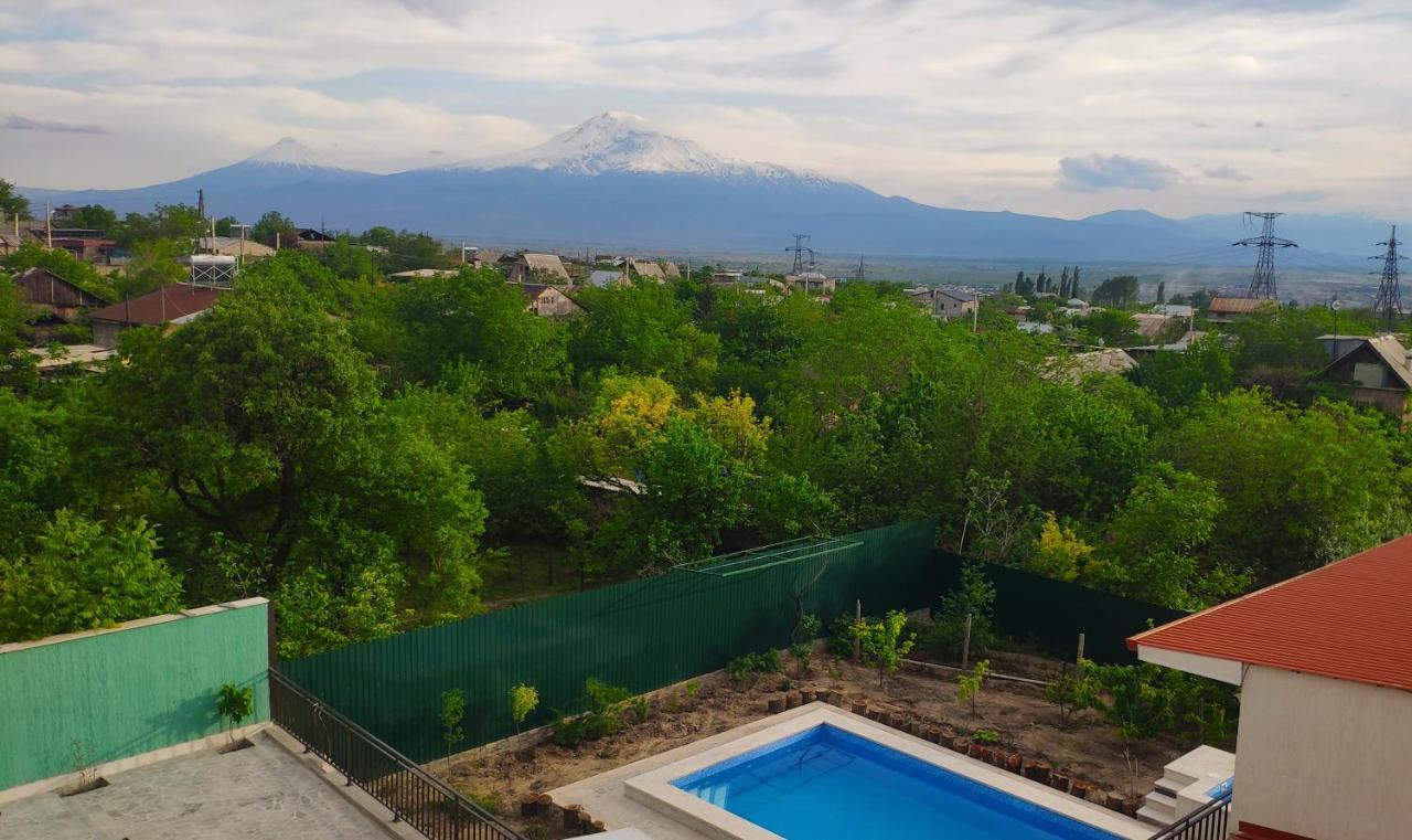 Apex Rest House Of 10 Rooms And Pool Yerevan Exterior photo