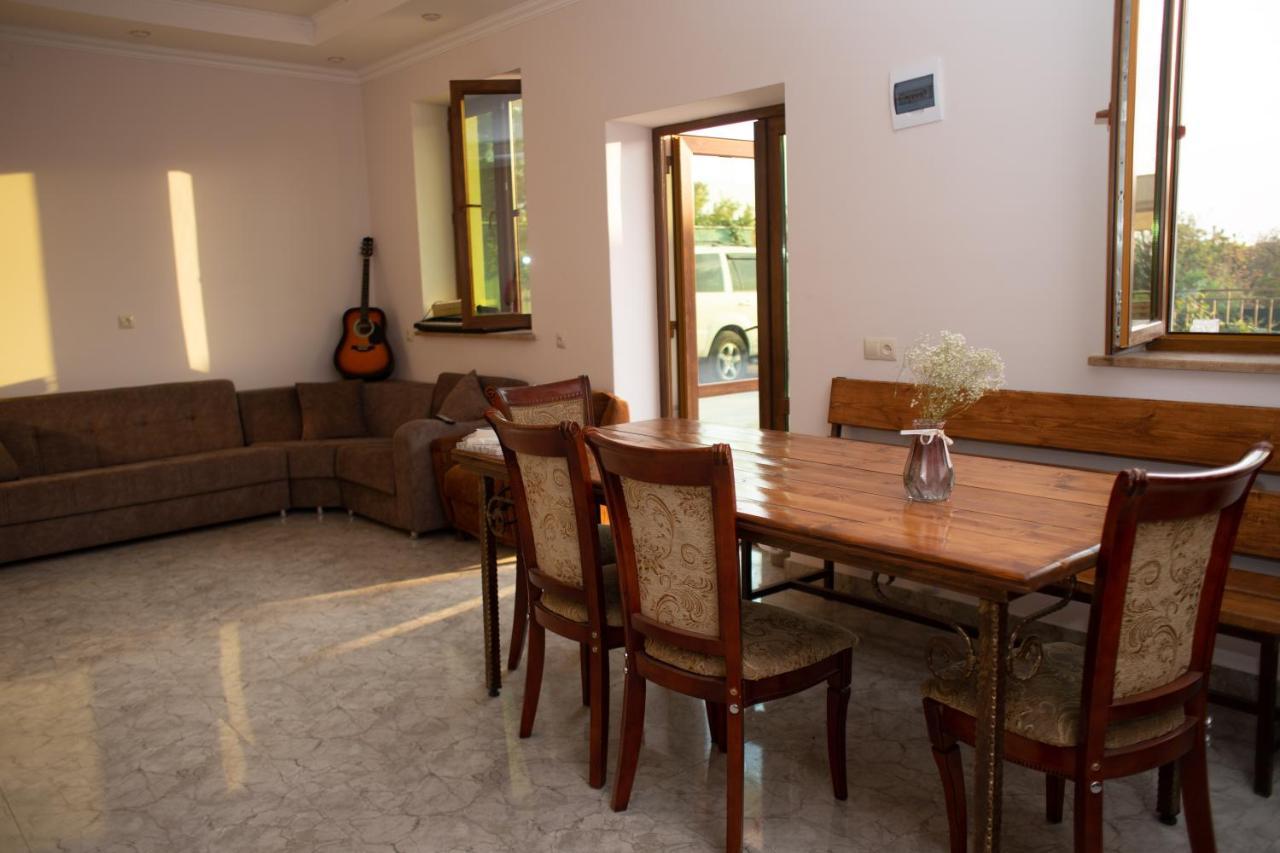 Apex Rest House Of 10 Rooms And Pool Yerevan Exterior photo