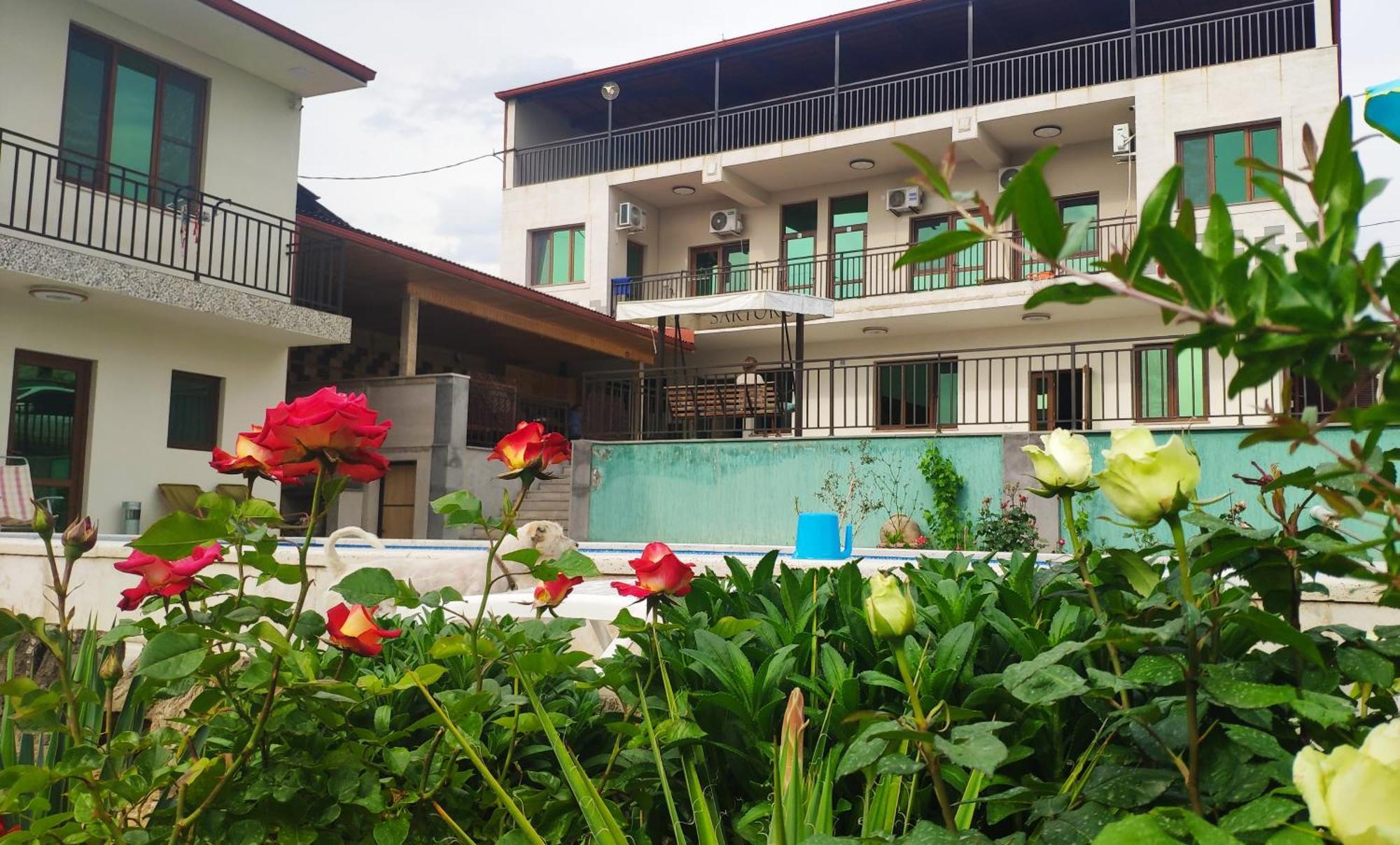 Apex Rest House Of 10 Rooms And Pool Yerevan Exterior photo