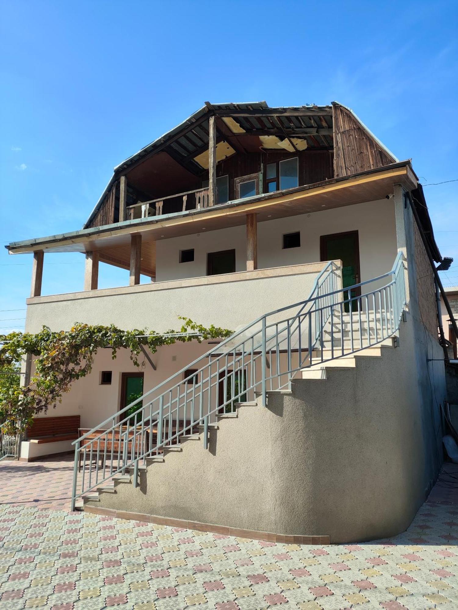 Apex Rest House Of 10 Rooms And Pool Yerevan Exterior photo