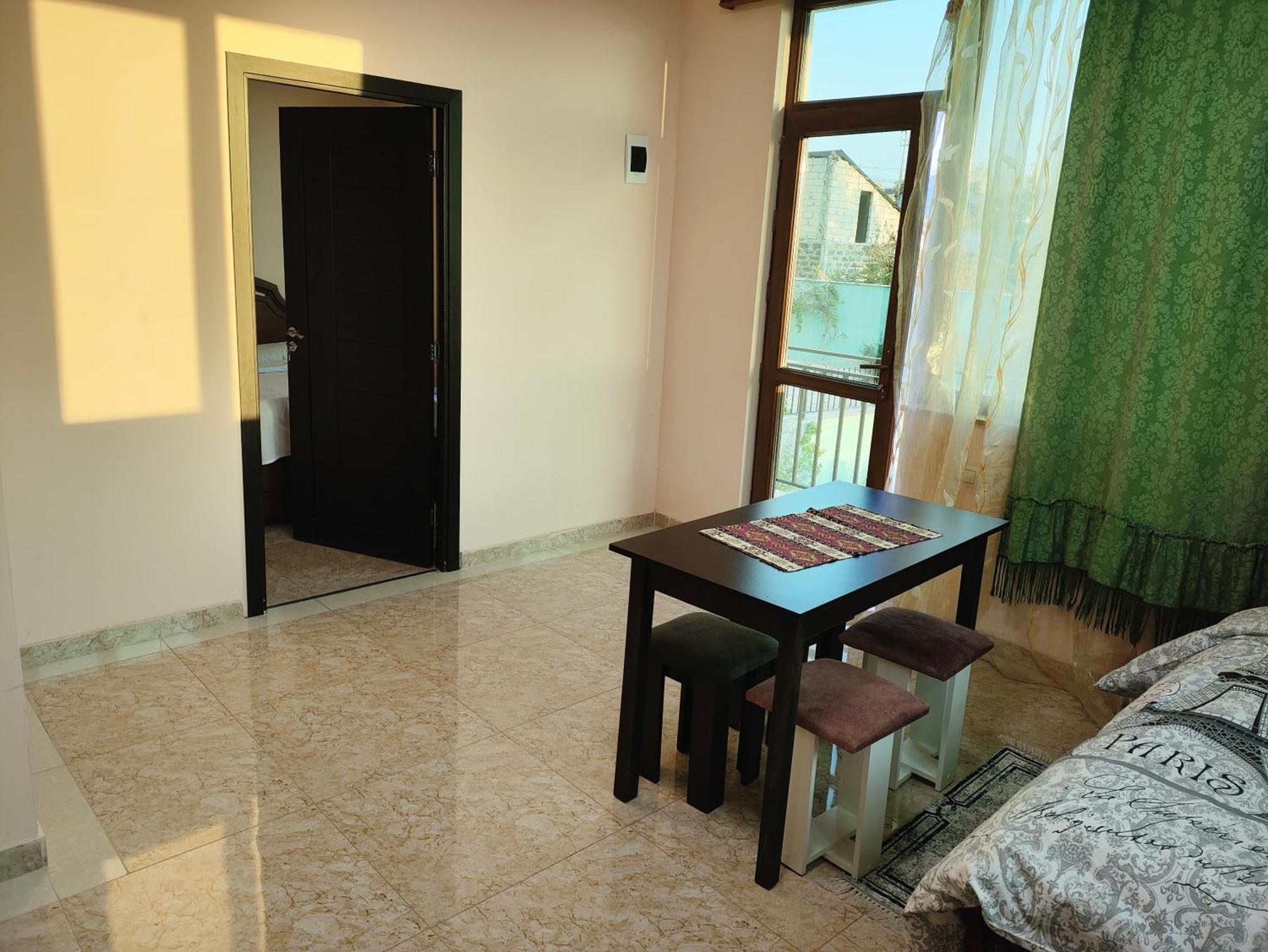 Apex Rest House Of 10 Rooms And Pool Yerevan Exterior photo