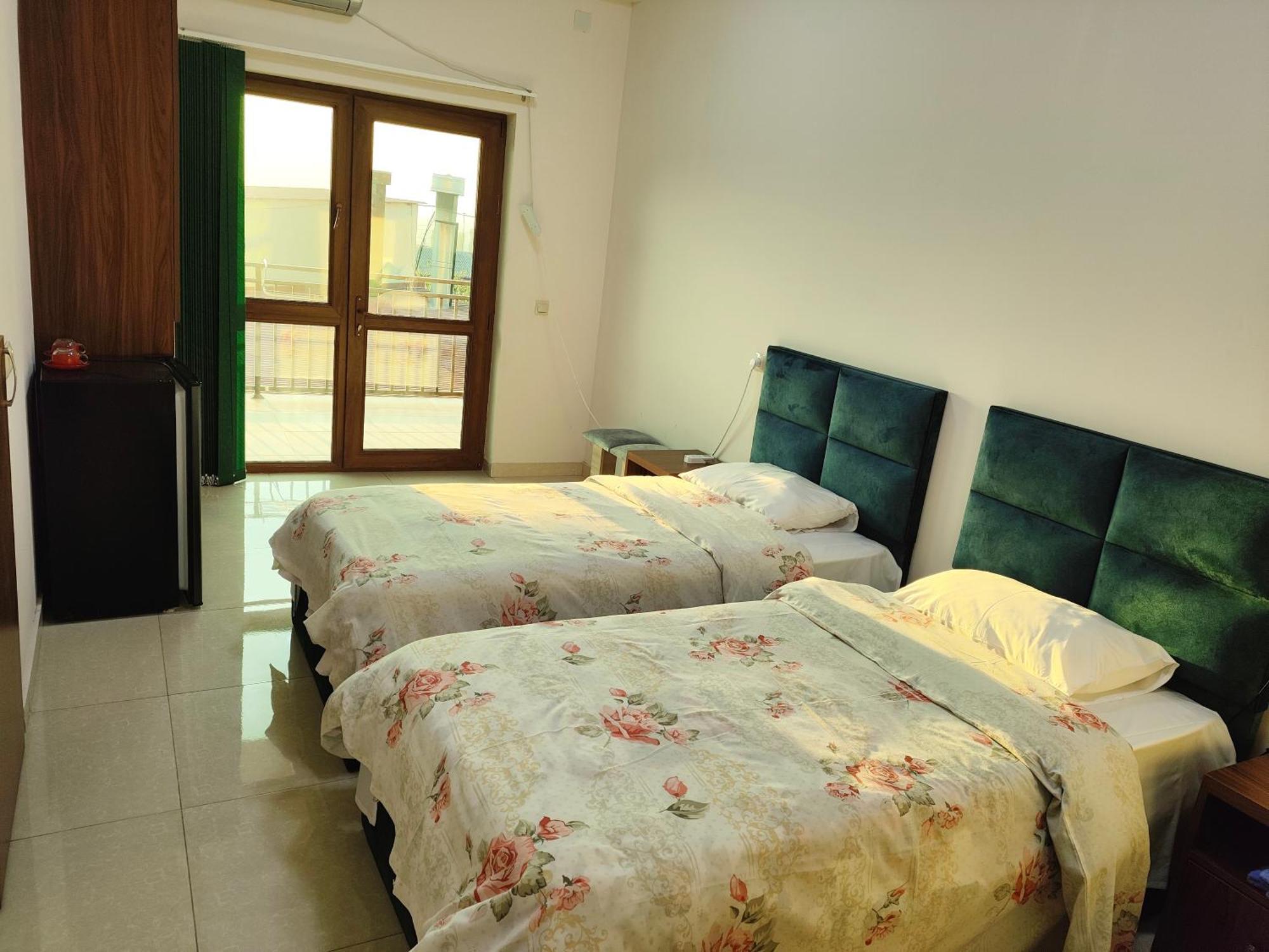 Apex Rest House Of 10 Rooms And Pool Yerevan Exterior photo