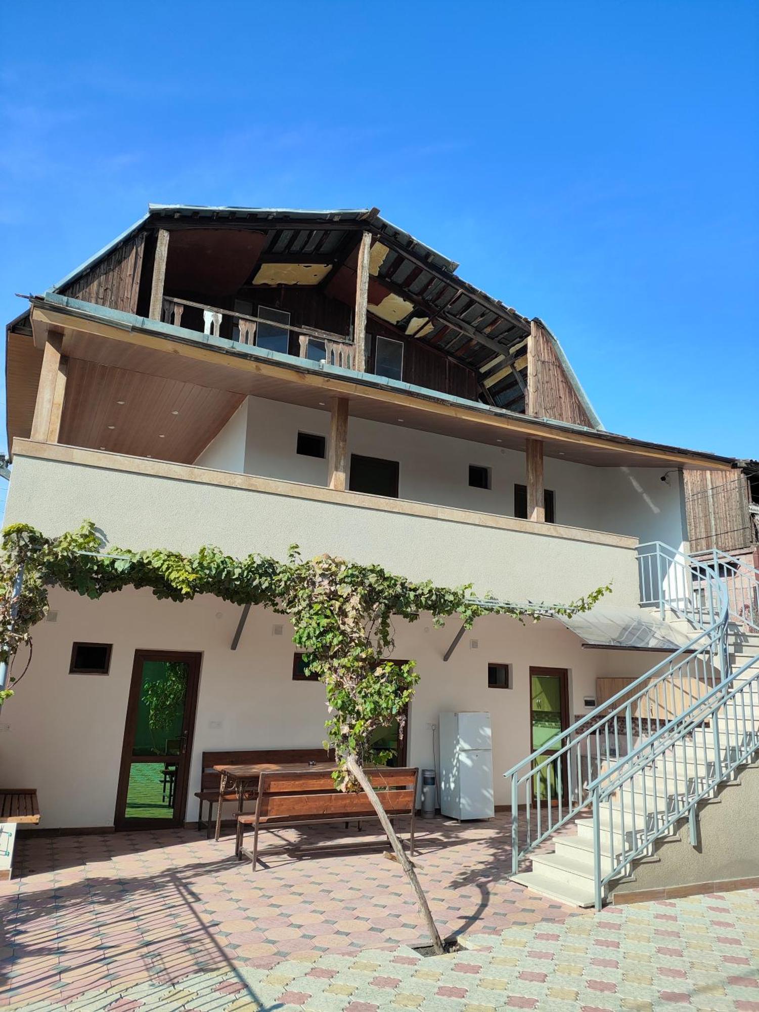 Apex Rest House Of 10 Rooms And Pool Yerevan Exterior photo