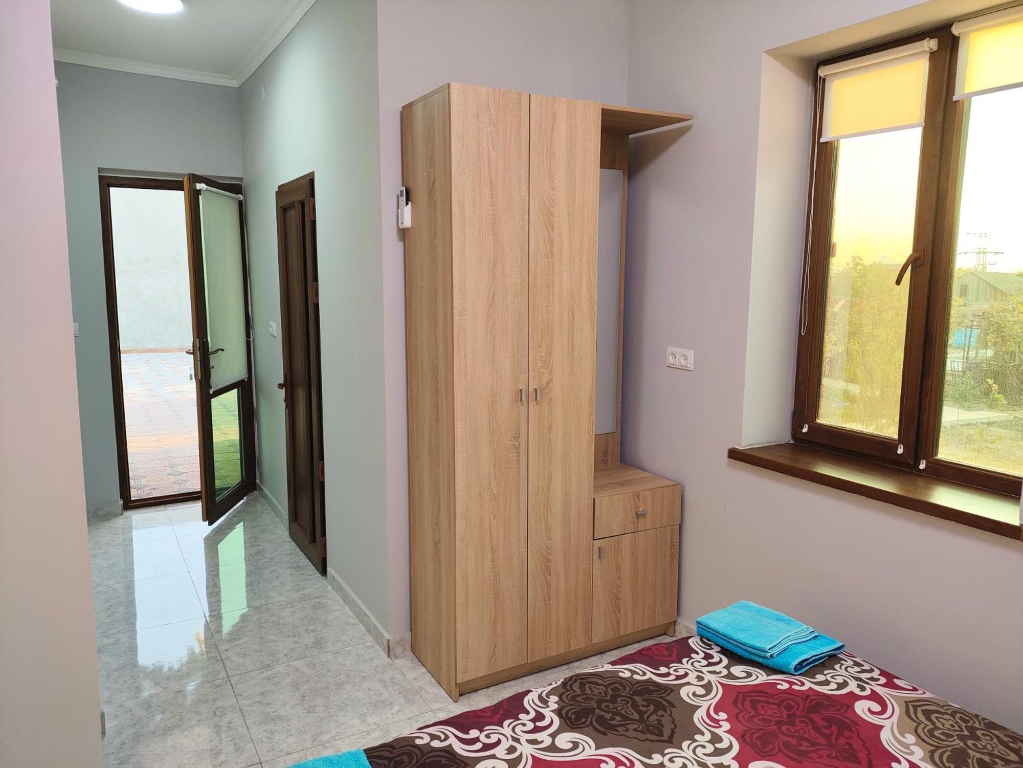 Apex Rest House Of 10 Rooms And Pool Yerevan Exterior photo