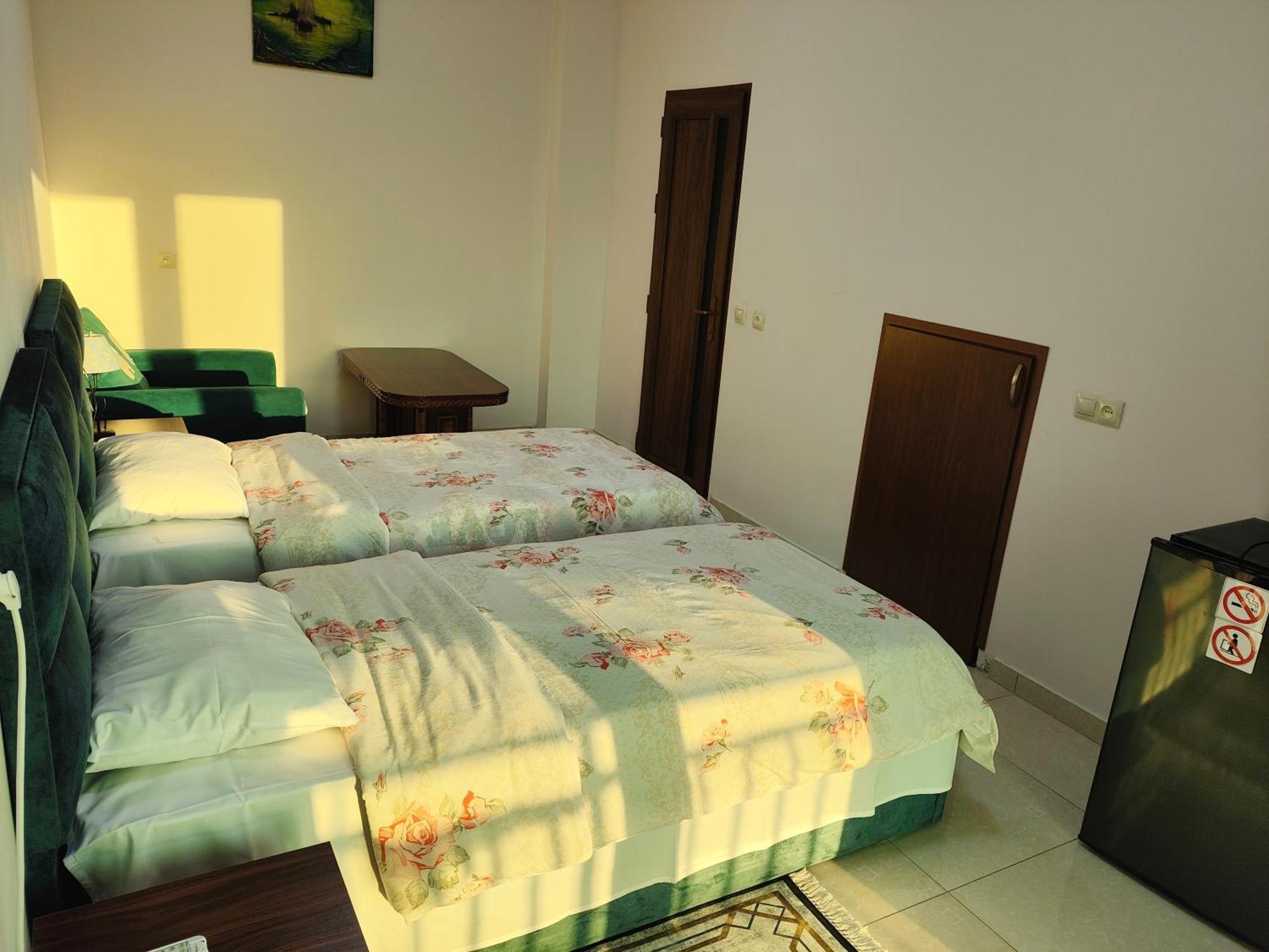 Apex Rest House Of 10 Rooms And Pool Yerevan Exterior photo