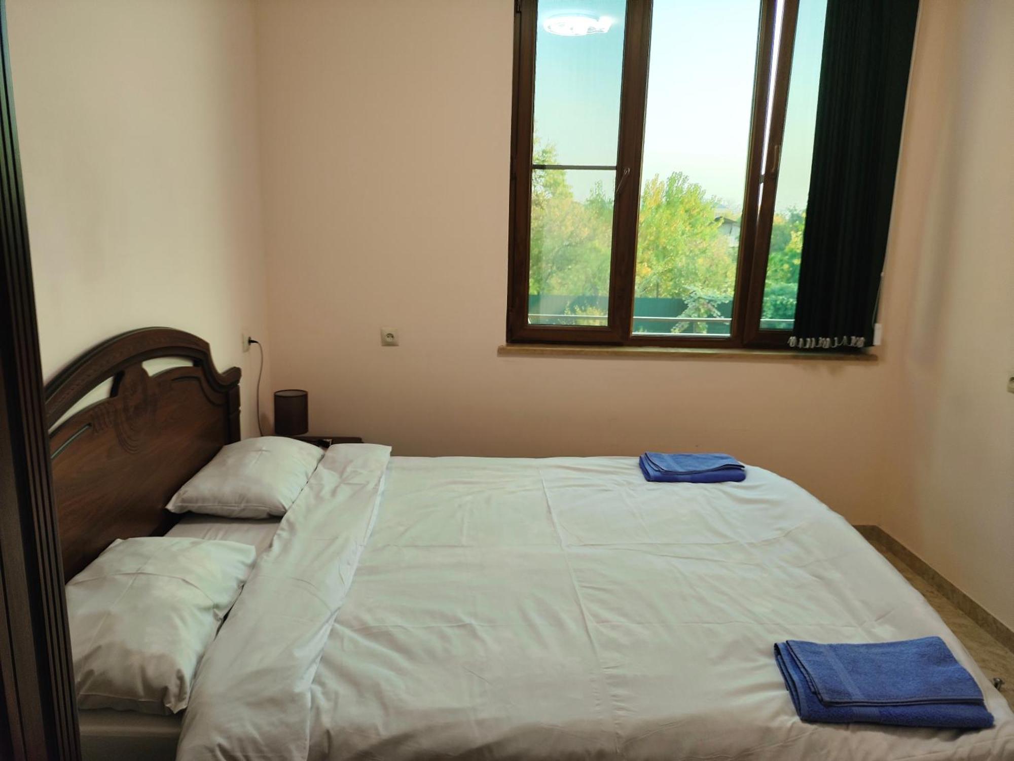 Apex Rest House Of 10 Rooms And Pool Yerevan Exterior photo