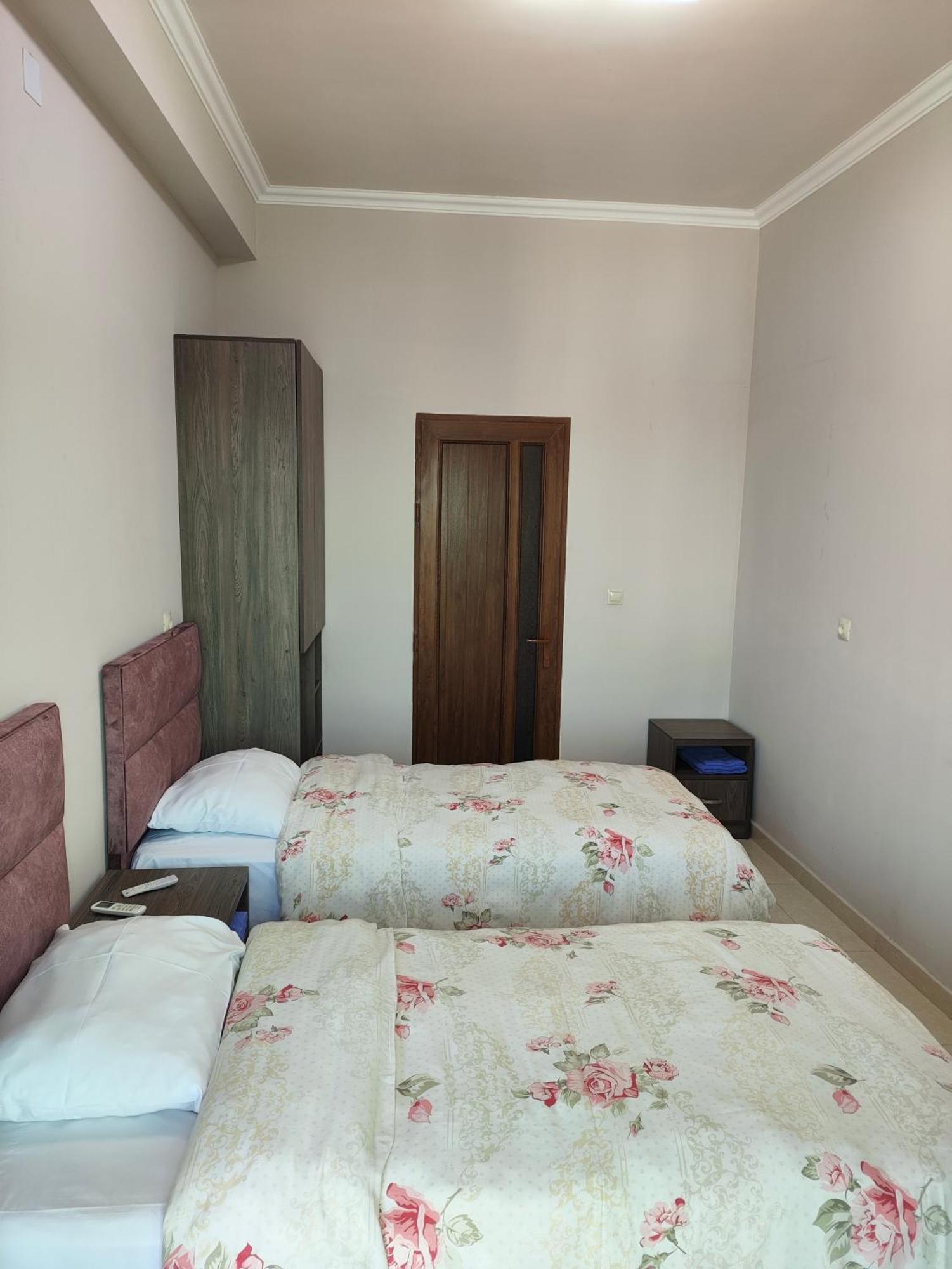 Apex Rest House Of 10 Rooms And Pool Yerevan Exterior photo