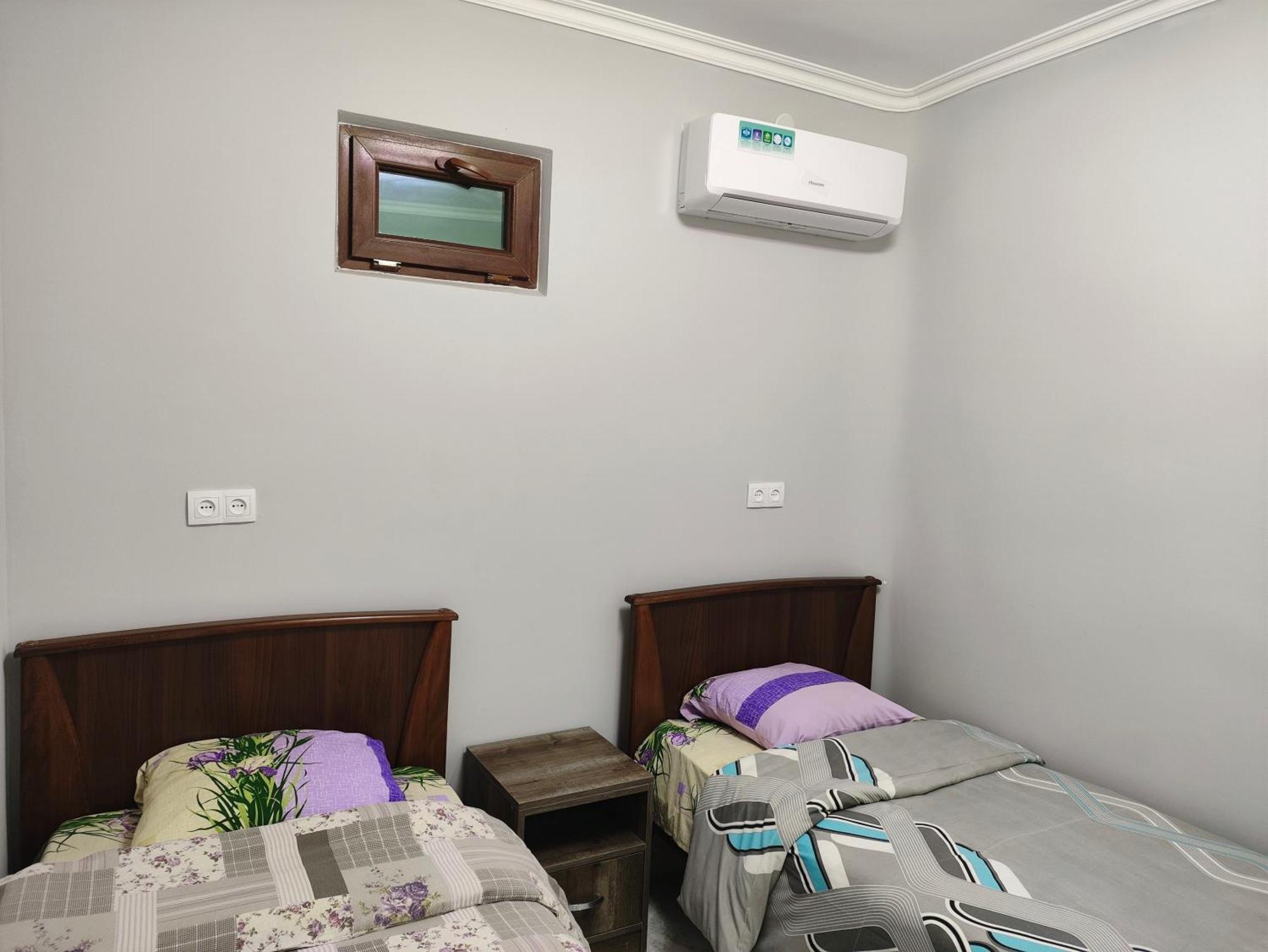 Apex Rest House Of 10 Rooms And Pool Yerevan Exterior photo