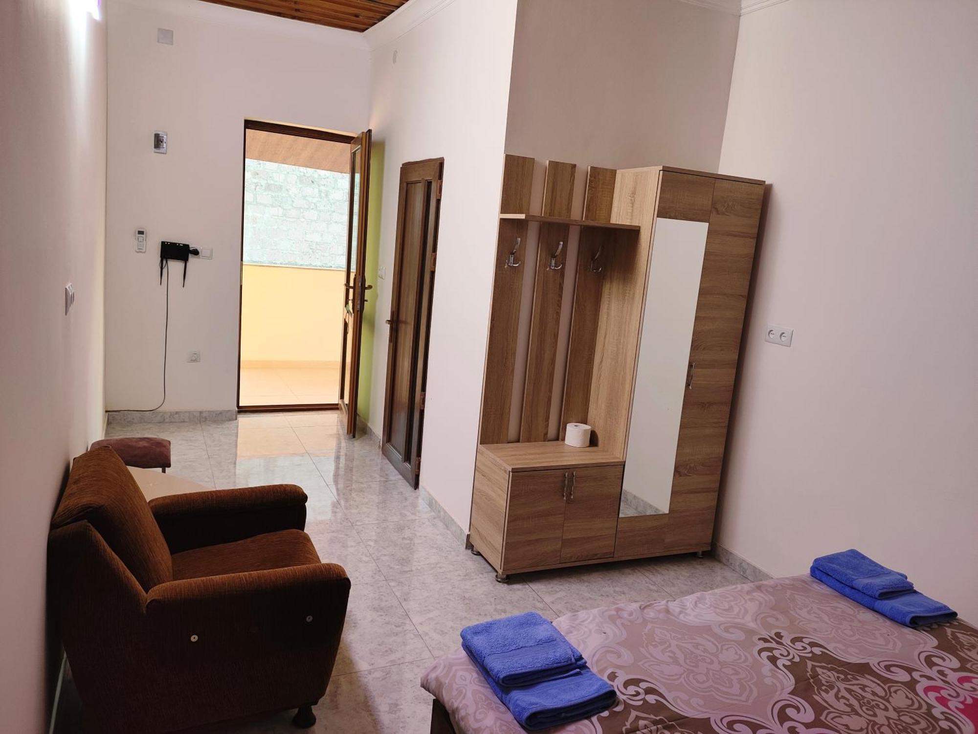 Apex Rest House Of 10 Rooms And Pool Yerevan Exterior photo
