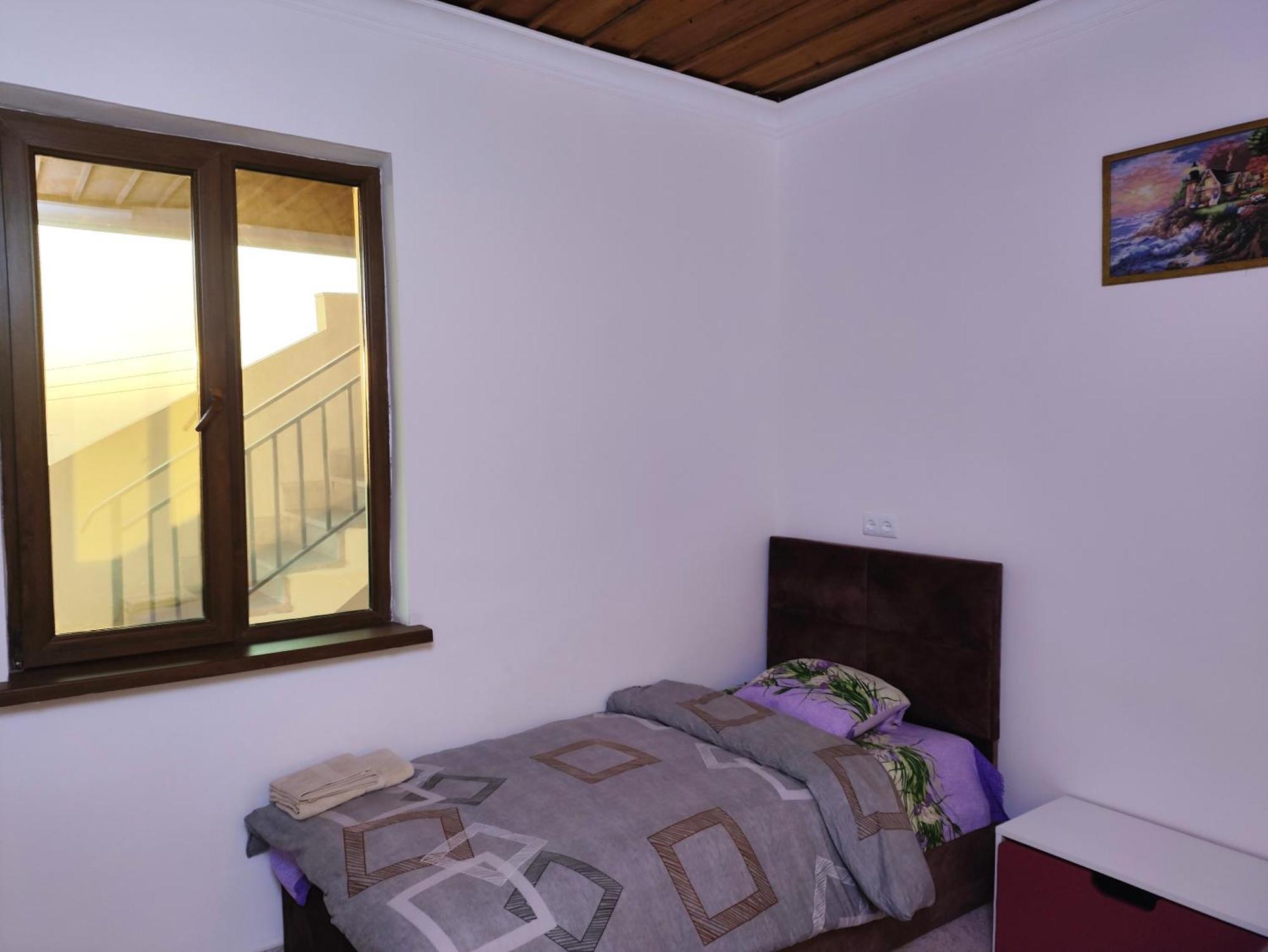 Apex Rest House Of 10 Rooms And Pool Yerevan Exterior photo