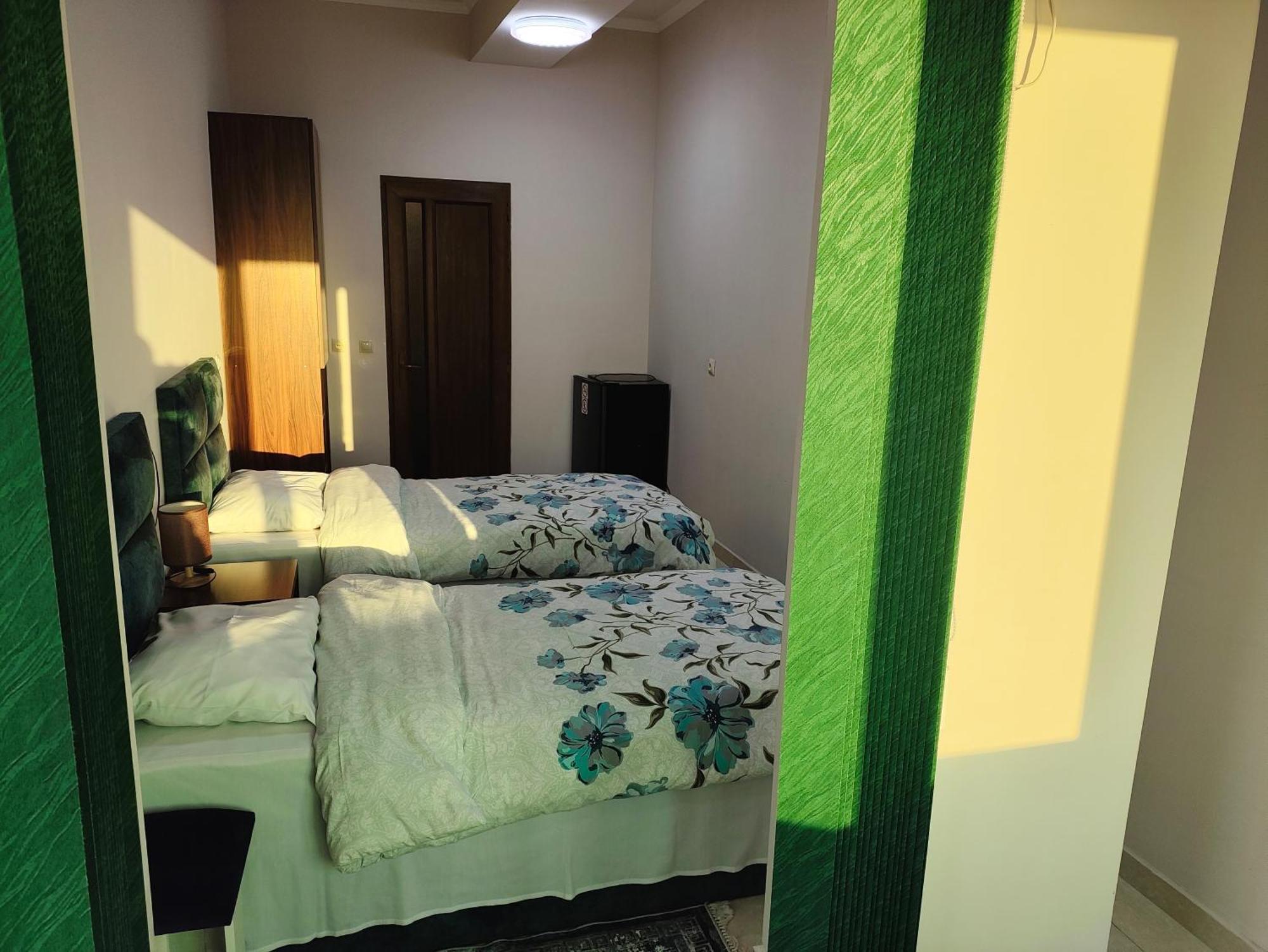 Apex Rest House Of 10 Rooms And Pool Yerevan Exterior photo