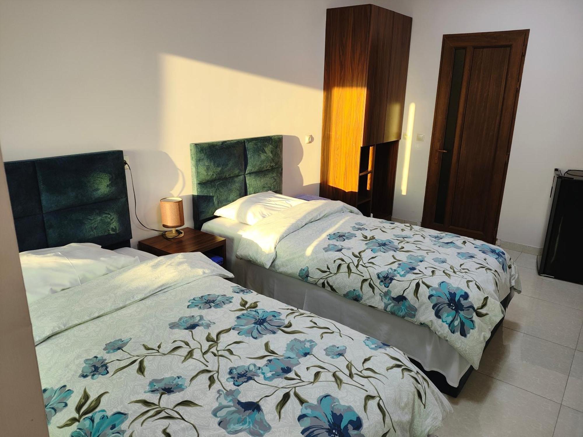 Apex Rest House Of 10 Rooms And Pool Yerevan Exterior photo