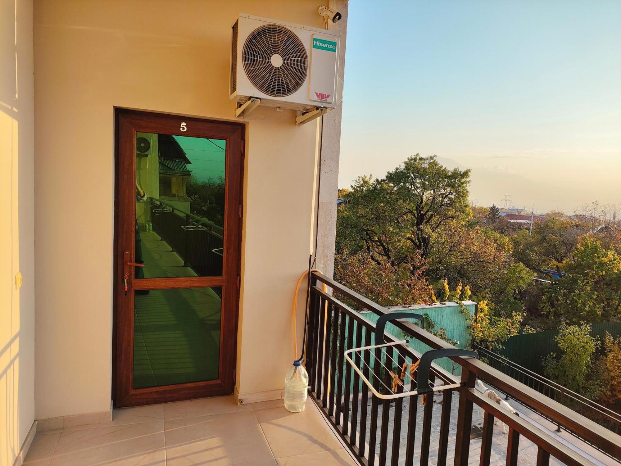 Apex Rest House Of 10 Rooms And Pool Yerevan Exterior photo