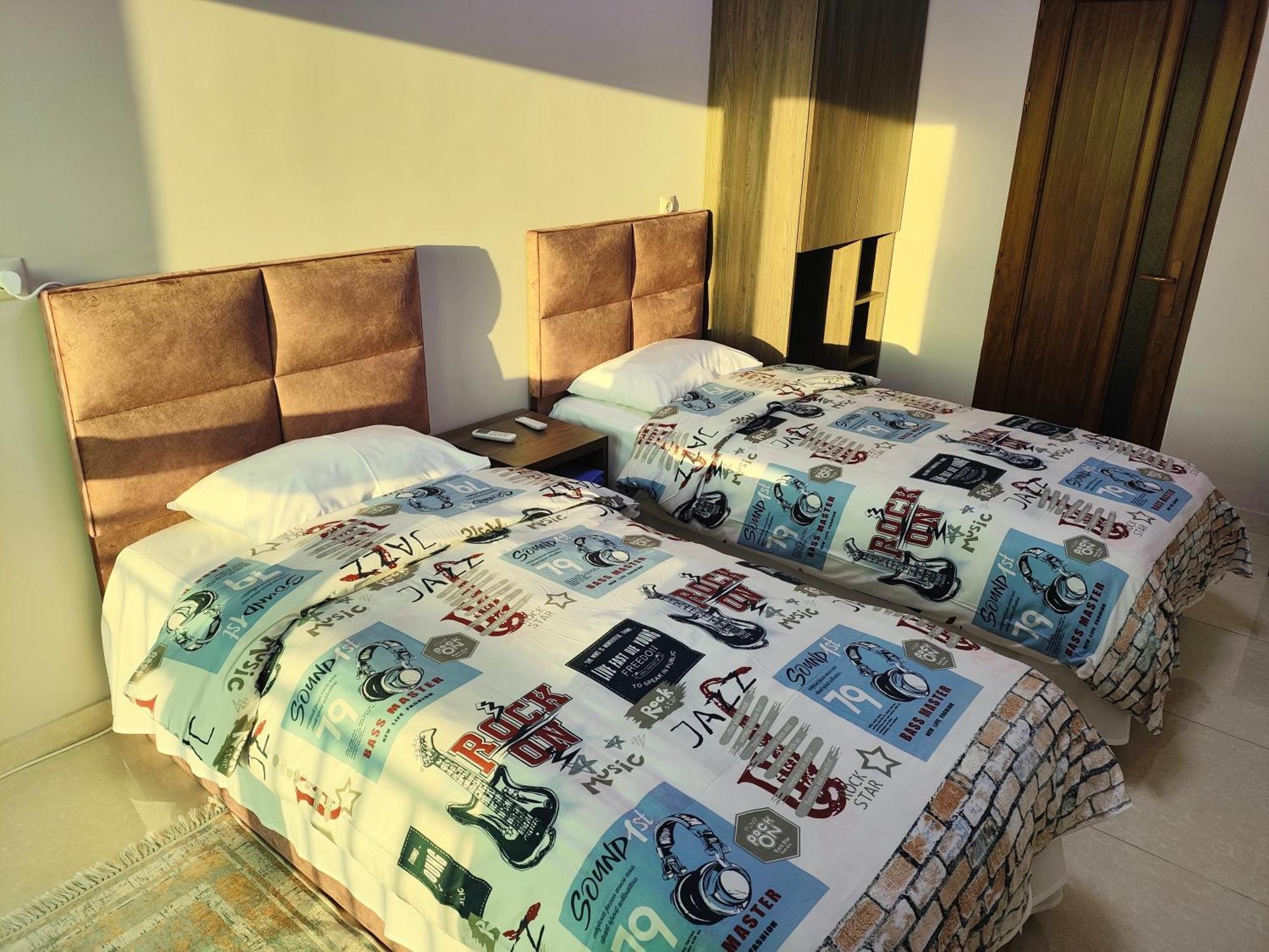 Apex Rest House Of 10 Rooms And Pool Yerevan Exterior photo