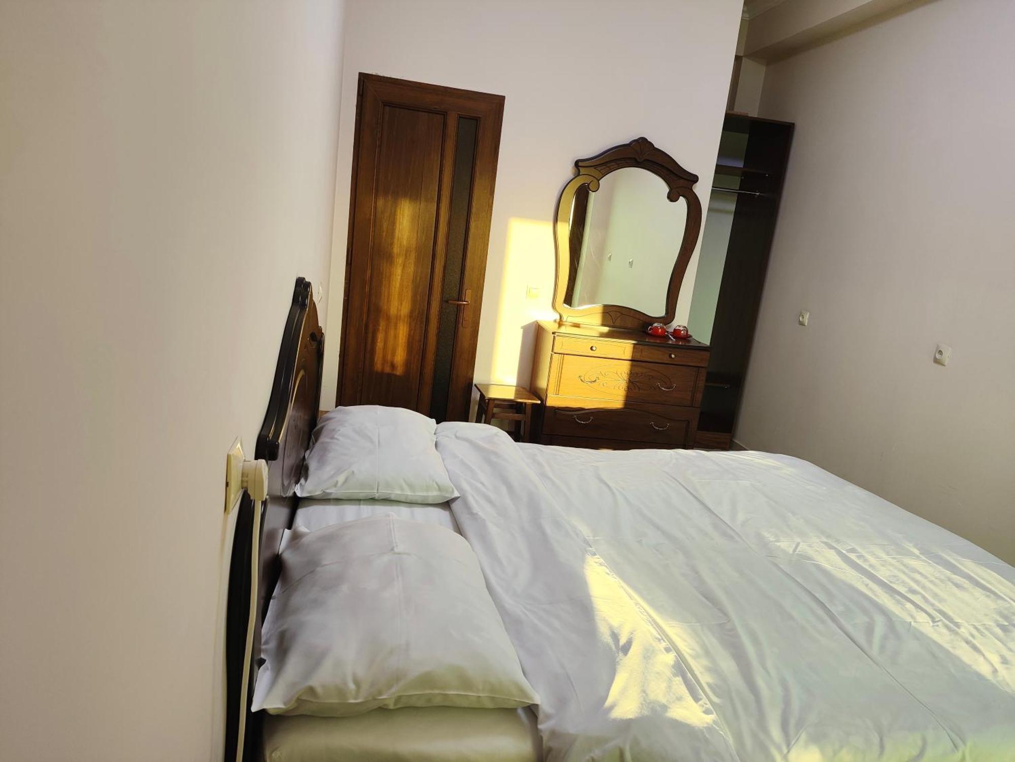 Apex Rest House Of 10 Rooms And Pool Yerevan Exterior photo