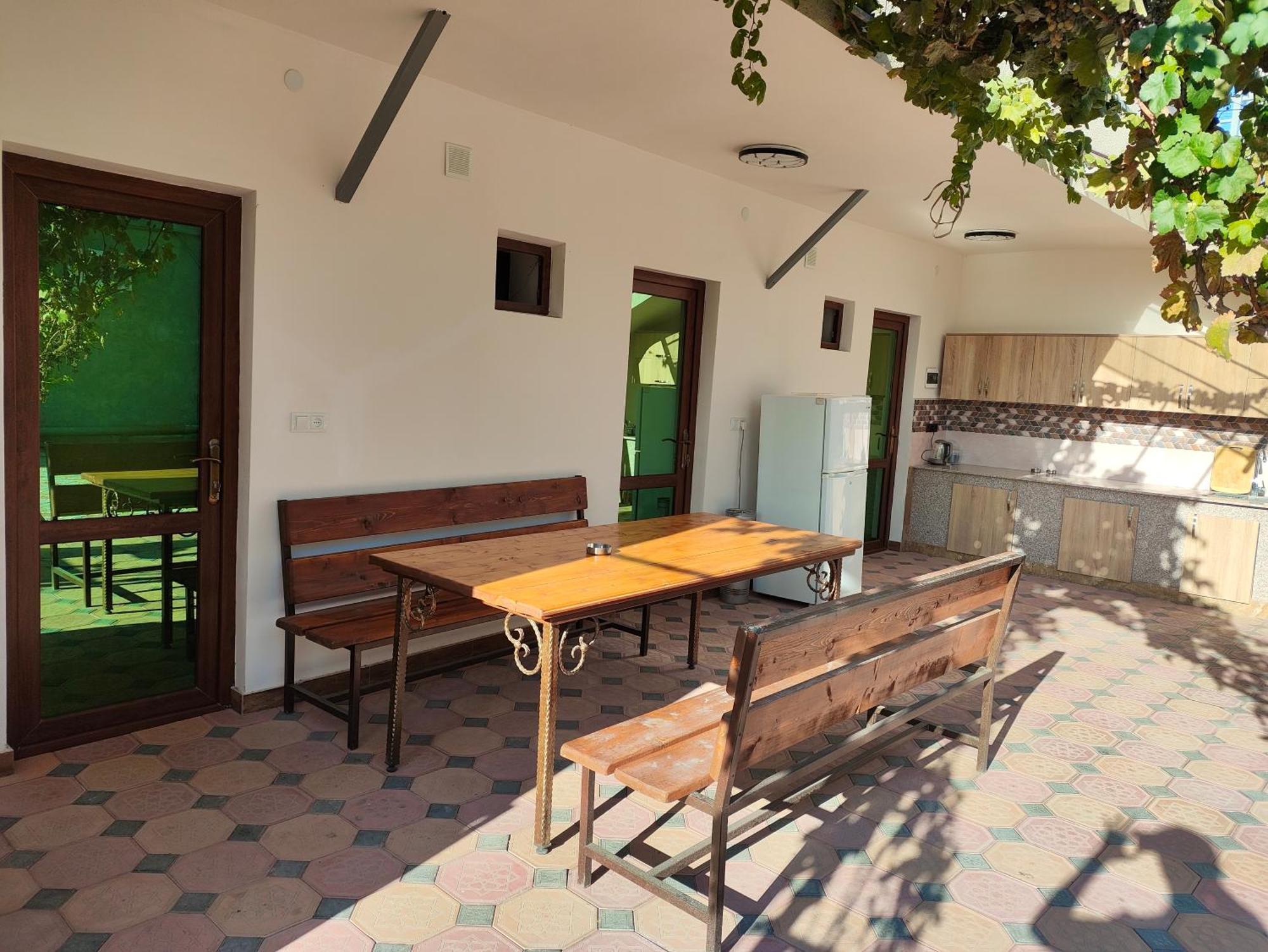 Apex Rest House Of 10 Rooms And Pool Yerevan Exterior photo