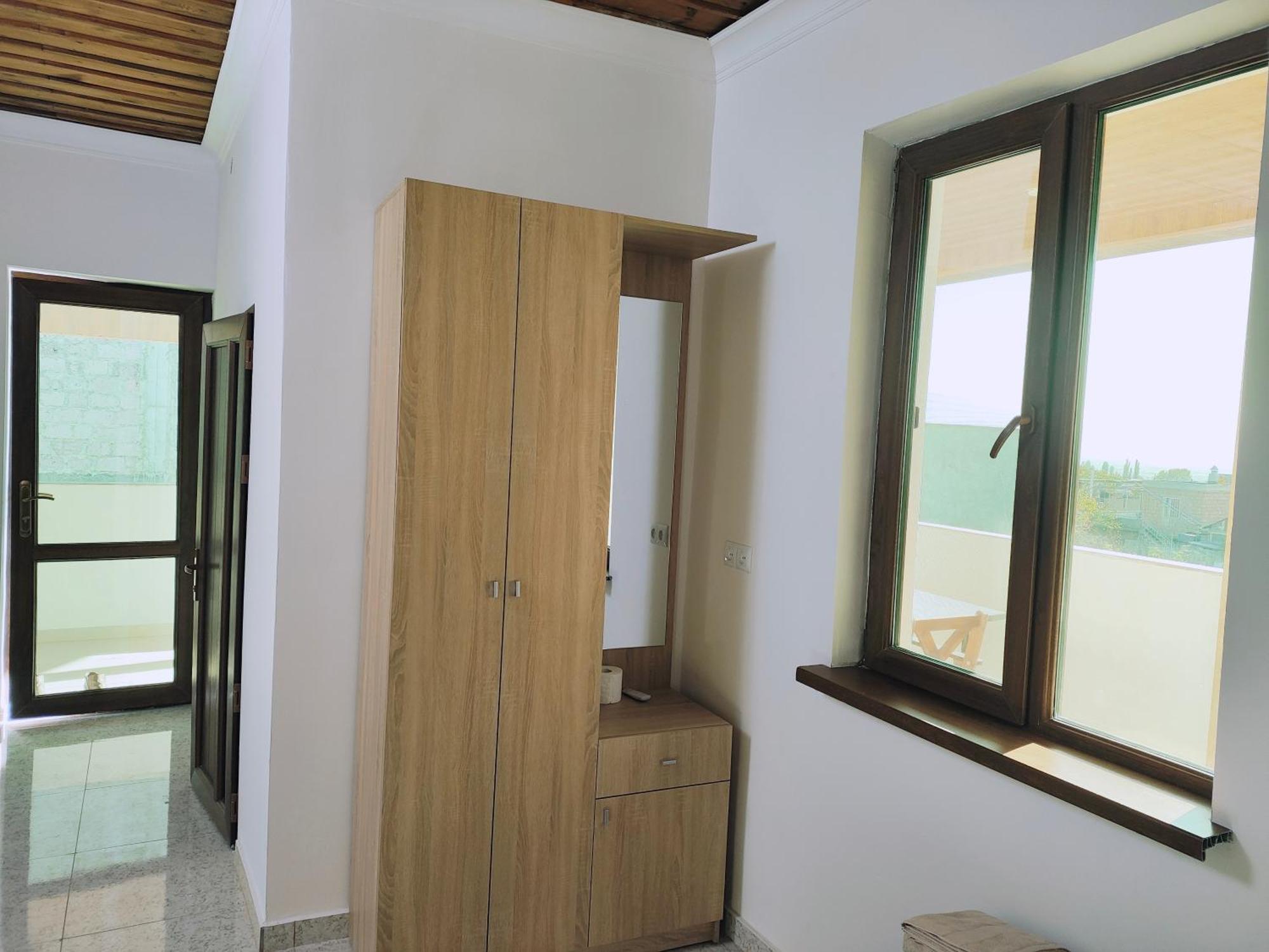 Apex Rest House Of 10 Rooms And Pool Yerevan Exterior photo