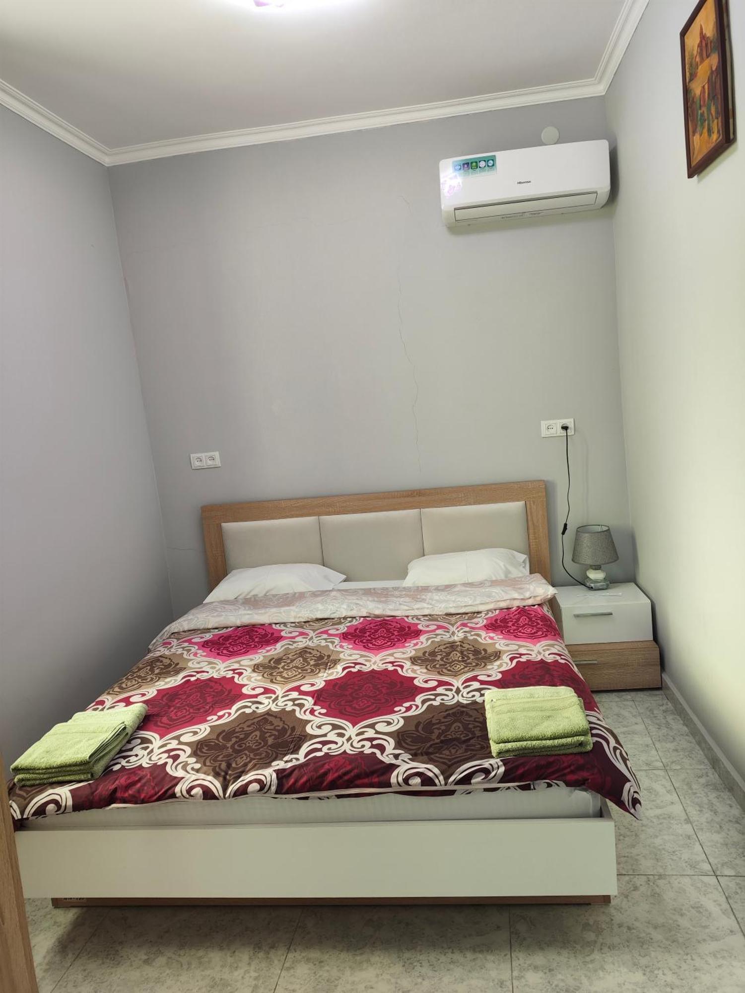 Apex Rest House Of 10 Rooms And Pool Yerevan Room photo