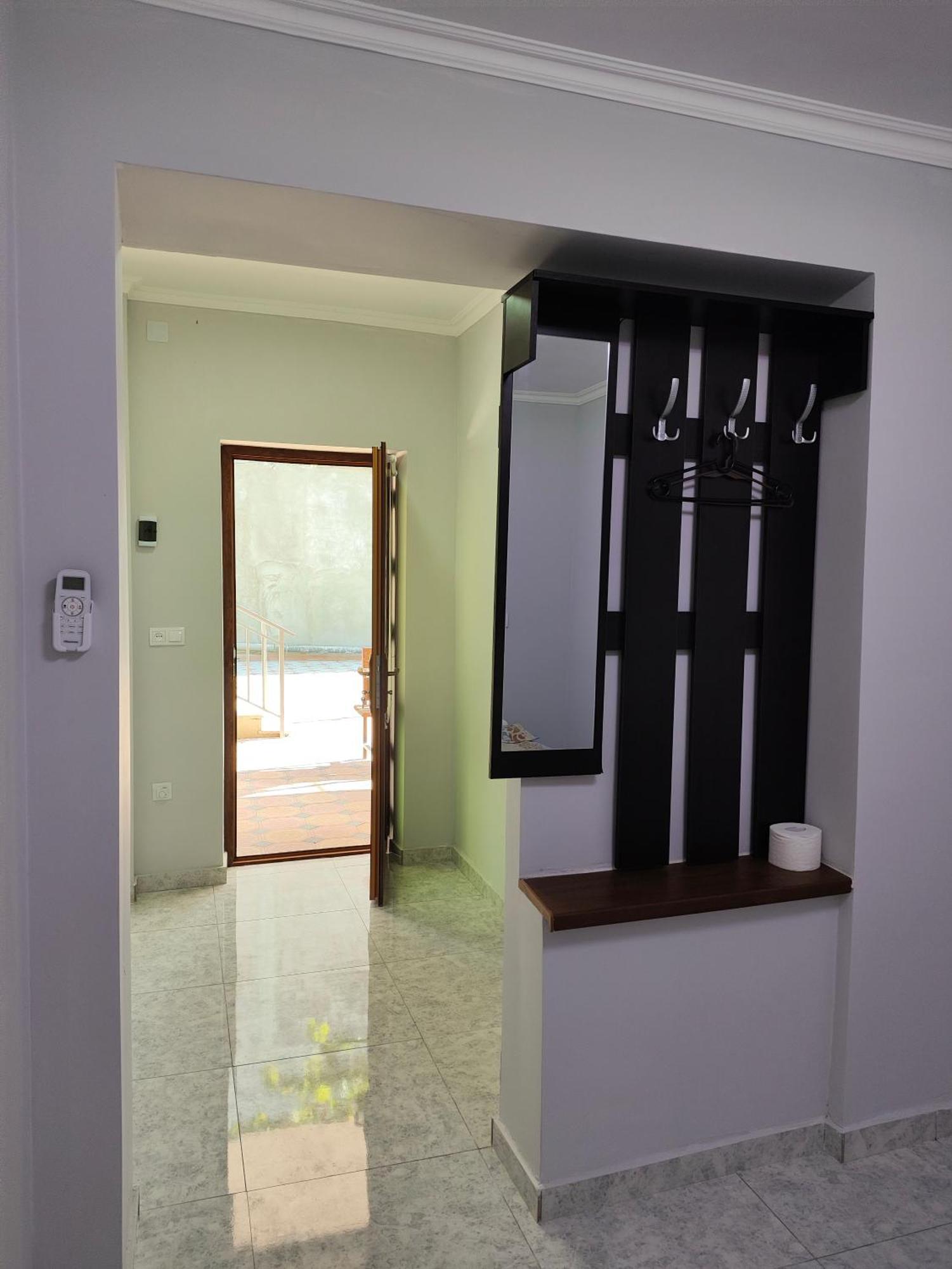 Apex Rest House Of 10 Rooms And Pool Yerevan Exterior photo