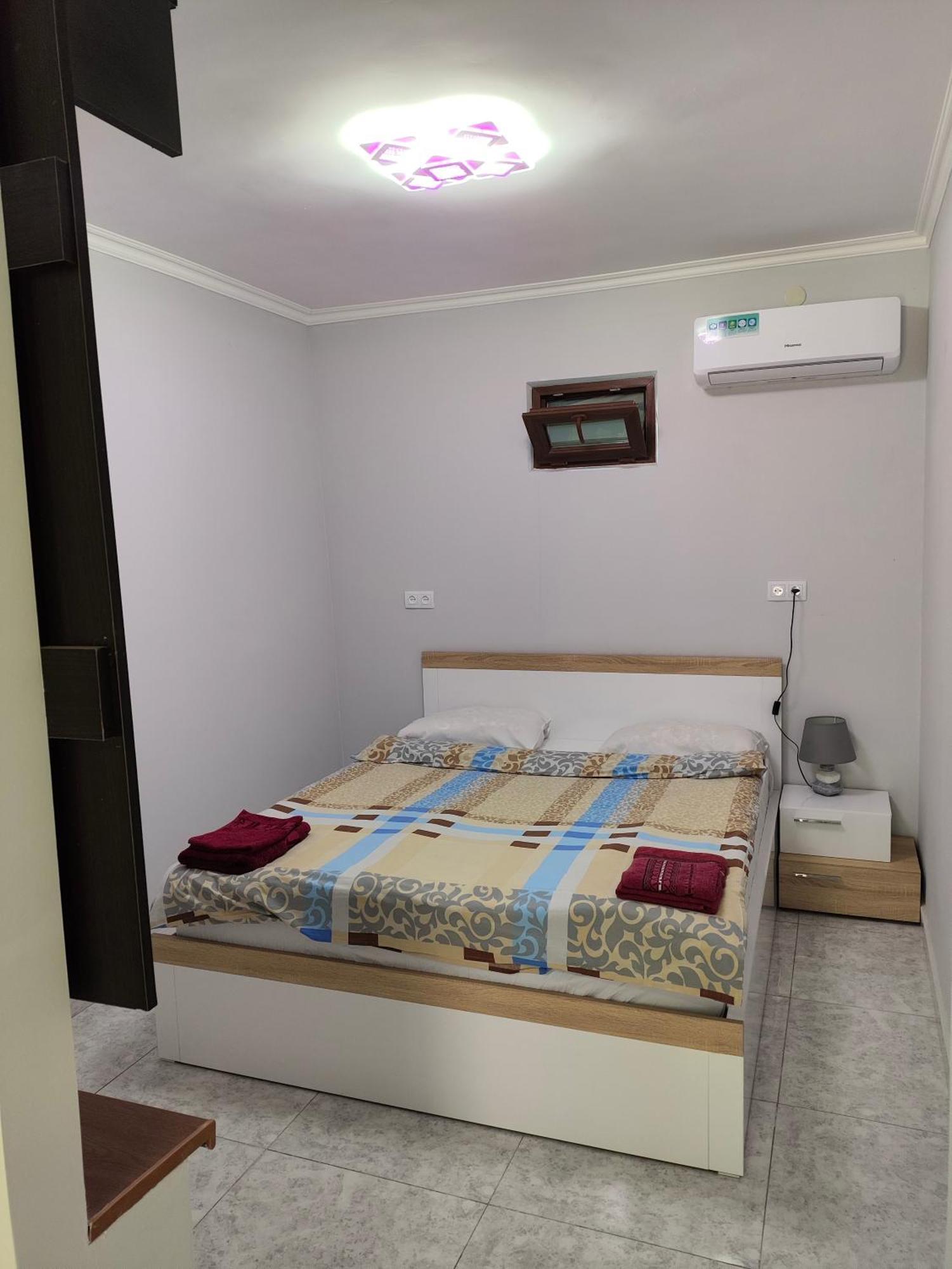 Apex Rest House Of 10 Rooms And Pool Yerevan Exterior photo