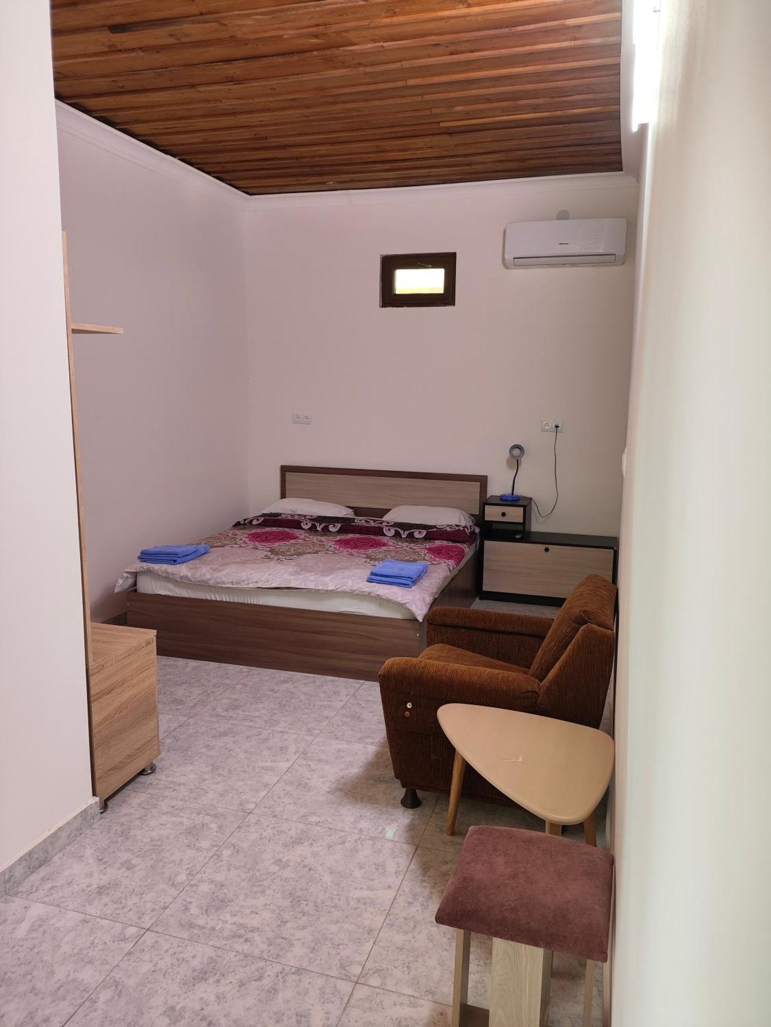 Apex Rest House Of 10 Rooms And Pool Yerevan Room photo