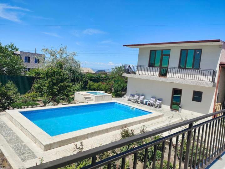 Apex Rest House Of 10 Rooms And Pool Yerevan Exterior photo